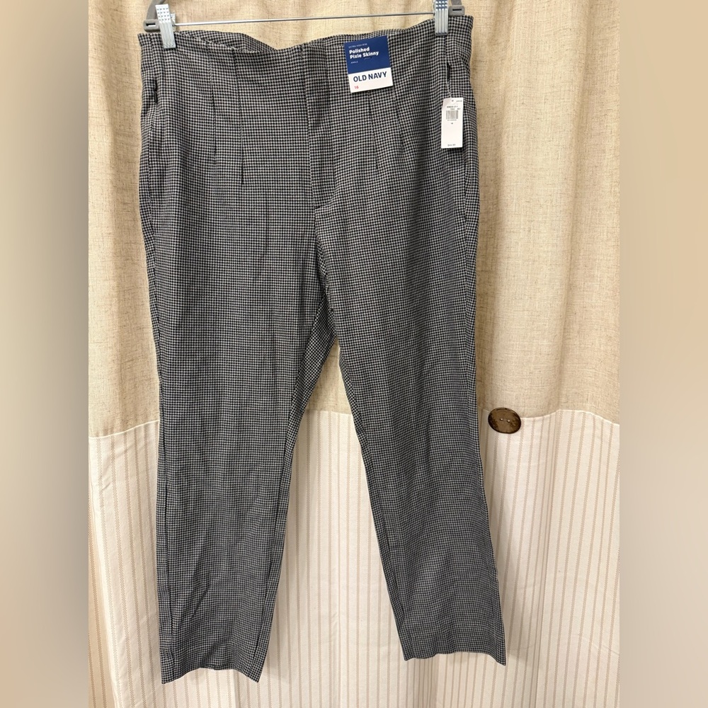 Old Navy Women's Black and White Patterned Cropped Pants